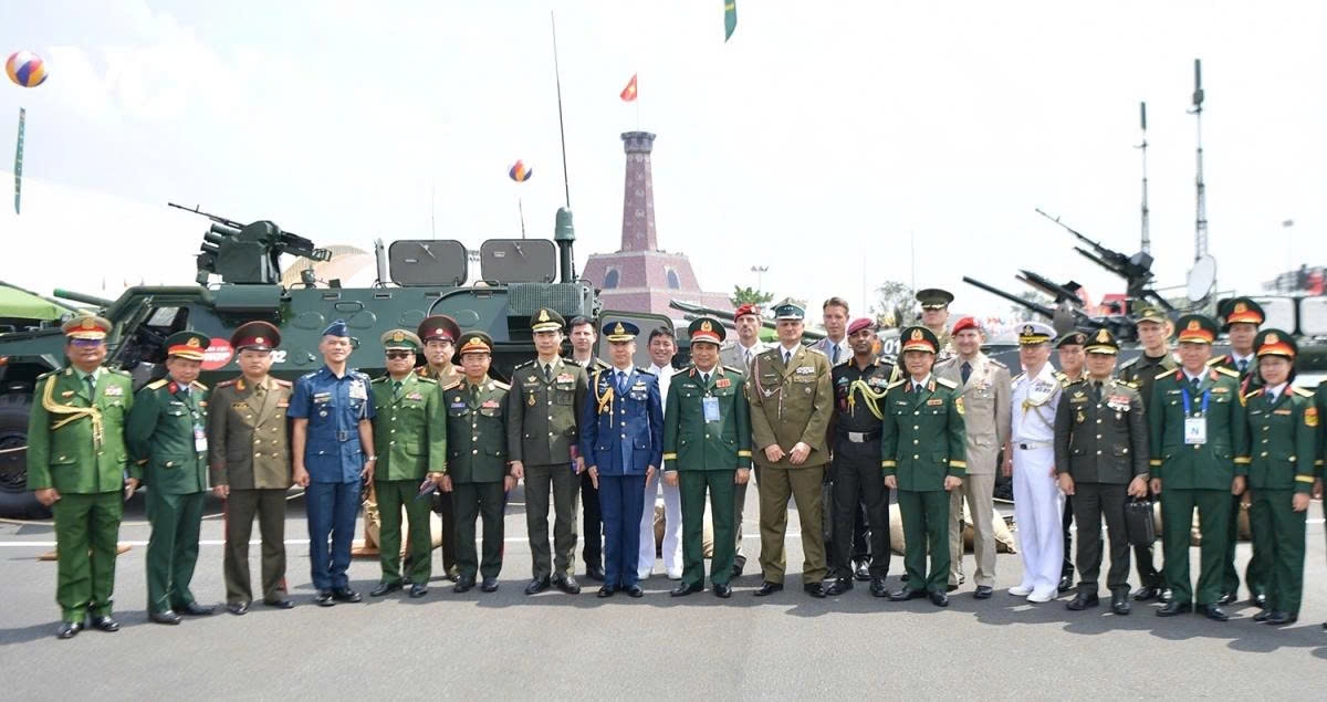 Many foreign military generals and officers pose for a photo with the Vietnamese delegation at the exhibition marking the 80th anniversary of National Day (September 2).