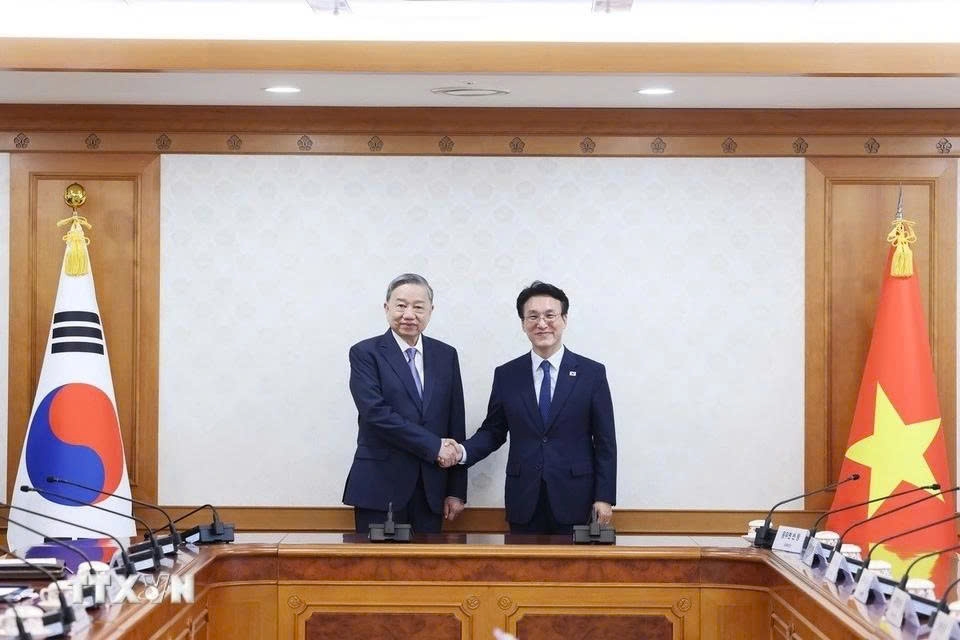 During his meeting with Prime Minister Kim Min-seok, the General Secretary proposes that the RoK support Vietnamese businesses in accessing Korean e-commerce channels and engaging more deeply in global supply chains of Korean enterprises, as well as opening markets for each other’s goods. Prime Minister Kim Min-seok expresses his wish for Vietnam to facilitate Korean operations in Vietnam’s key projects, and affirms that the RoK will further expand the scale of its grant aid. (Photo: VNA)