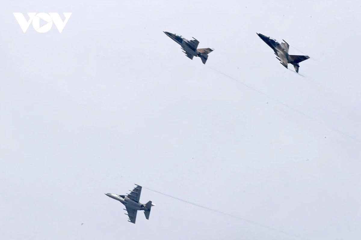 Yak-130 combat aircraft perform aerobatic maneuvers over Ba Dinh Square. The second full rehearsal for the parade commemorating Vietnam’s 80th August Revolution and National Day is scheduled for 8:00 p.m. on August 24 at Ba Dinh Square.