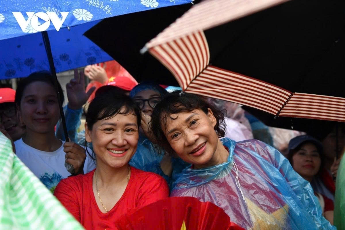 Despite the rain, residents remain excited, waiting for the parade and march units to pass by,