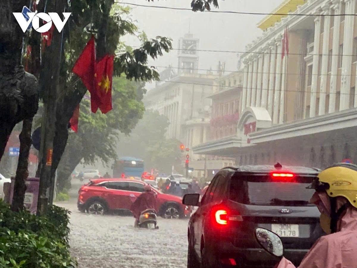 At the busy Hai Ba Trung – Hang Bai intersection in the city centre, traffic congestion begins to build up.