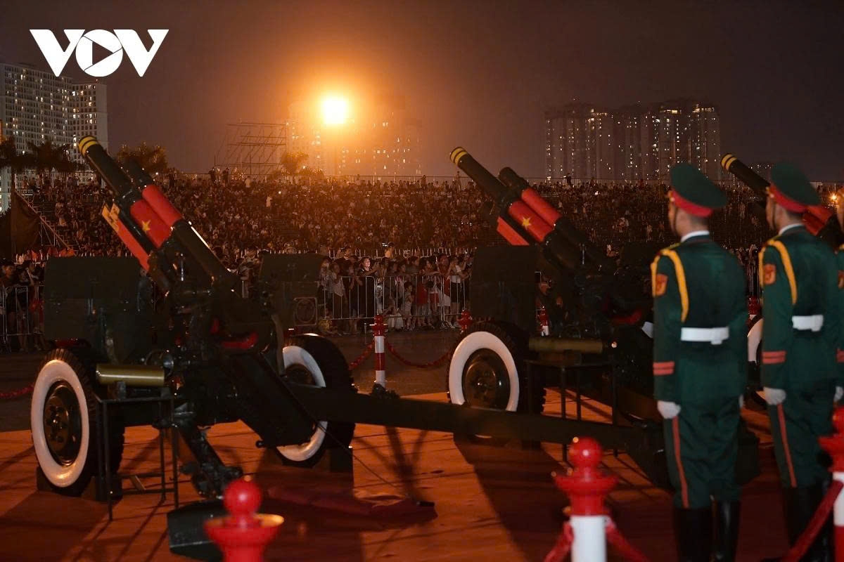 At exactly 8:00 PM, as the marching music plays, the artillery salvos are fired in the prescribed formation.