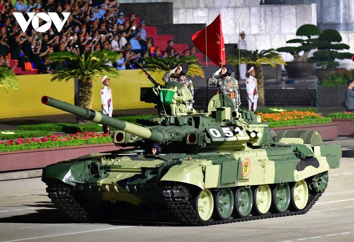 It has been 40 years since such a large-scale formation of artillery, weapons, and military equipment took part in a parade at Ba Dinh Square.