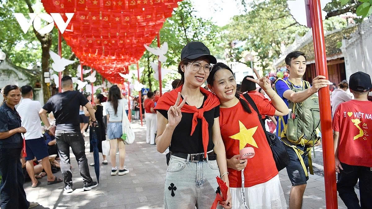 The pedestrian streets around Hoàn Kiếm Lake are always bustling with residents and visitors taking commemorative photos of the Independence Day celebrations.