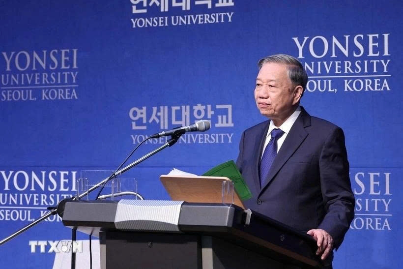 Later General Secretary To Lam visits Yonsei University, a prestigious institution with 140 years of tradition and one of the RoK’s leading universities. there, the General Secretary delivers a policy speech titled “Enhancing Connectivity and Trust, Promoting the Comprehensive Strategic Partnership between Vietnam and the Republic of Korea for Peace, Prosperity, Cooperation, and Development.” (Photo: VNA)