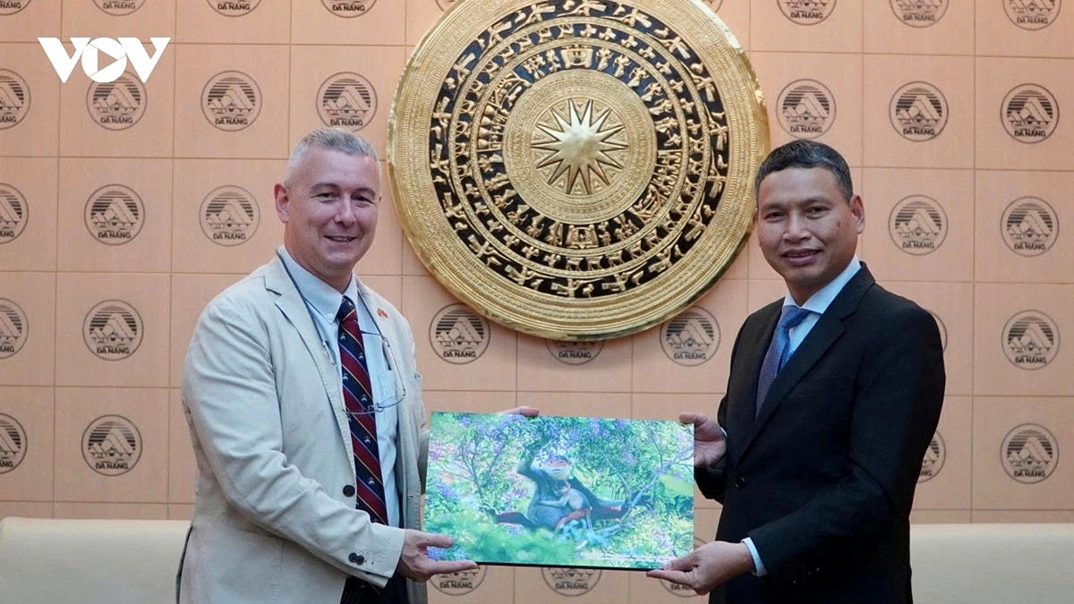 Da Nang vice Chairman Ho Ky Minh (R) and Belgian Ambassador Karl Van den Bossche at the meeting in Da Nang on August 25