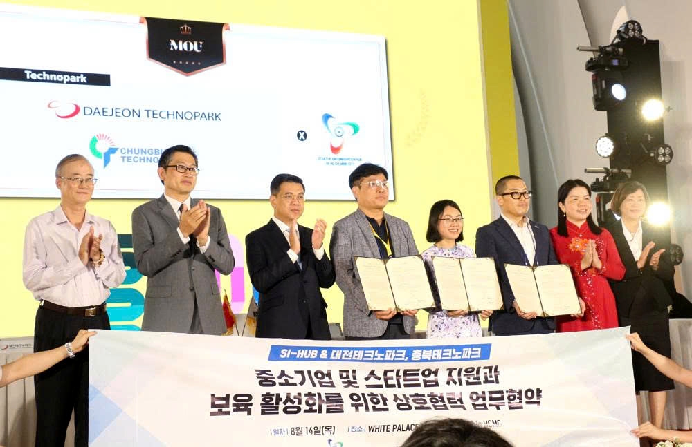 An exchange of signed documents between Vietnamese and Korean businesses at MEGA US EXPO 2025. (Photo: dost.hochiminhcity.gov.vn)