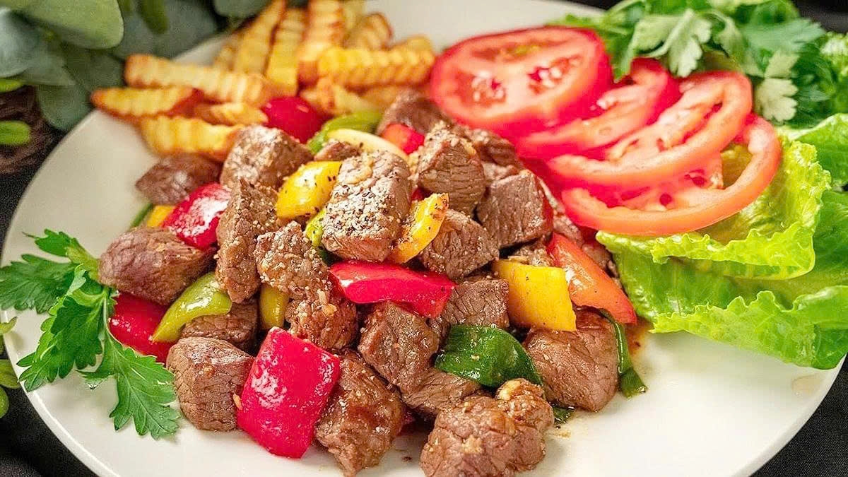 Bò lúc lắc (Vietnamese shaking beef) ranks 12th among the Top 100 Southeast Asian meat dishes. (Image: Internet)