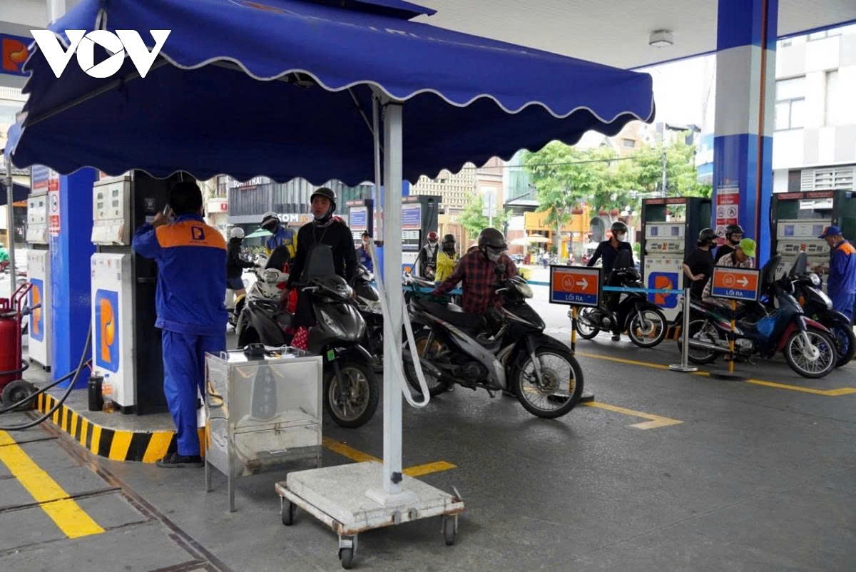 Many consumers remain cautious, preferring to wait for user feedback before switching to E10 biofuel