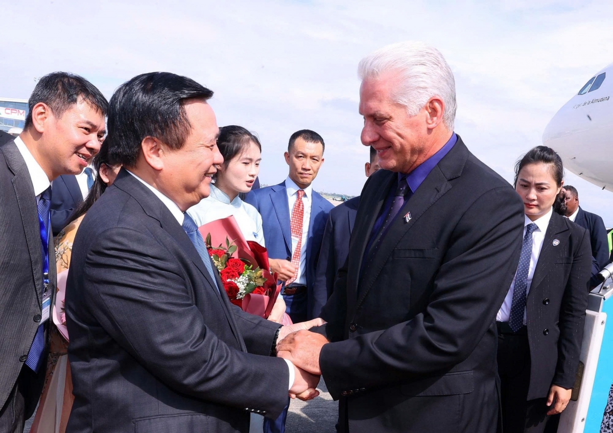 Nguyen Xuan Thang, Politburo member, Chairman of the Central Theoretical Council, and President of the Ho Chi Minh National Academy of Politics, welcomes Cuban leader Miguel Diaz-Canel and his spouse at Noi Bai International Airport on August 31. (Photo: VNA)