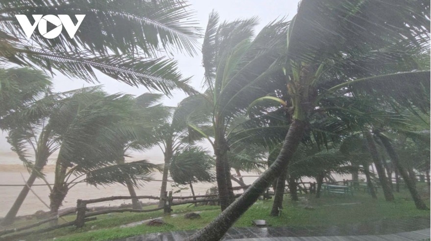 Thanh Hoa’s coastal areas are experiencing strong winds, heavy rain, high waves, and rising sea levels