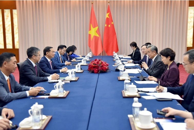 Deputy PM Bui Thanh Son holds talks with Chinese FM Wang Yi