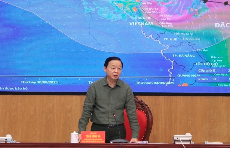 Deputy Prime Minister Tran Hong Ha chairs the meeting on response to Typhoon Kajiki 