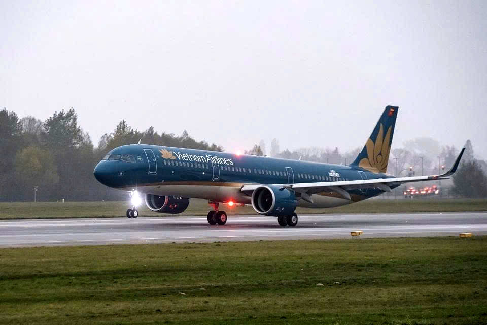 Domestic airlines have cancelled or adjusted many flights due to the impact of Typhoon Kajiki. (Photo: Vietnam Airlines)