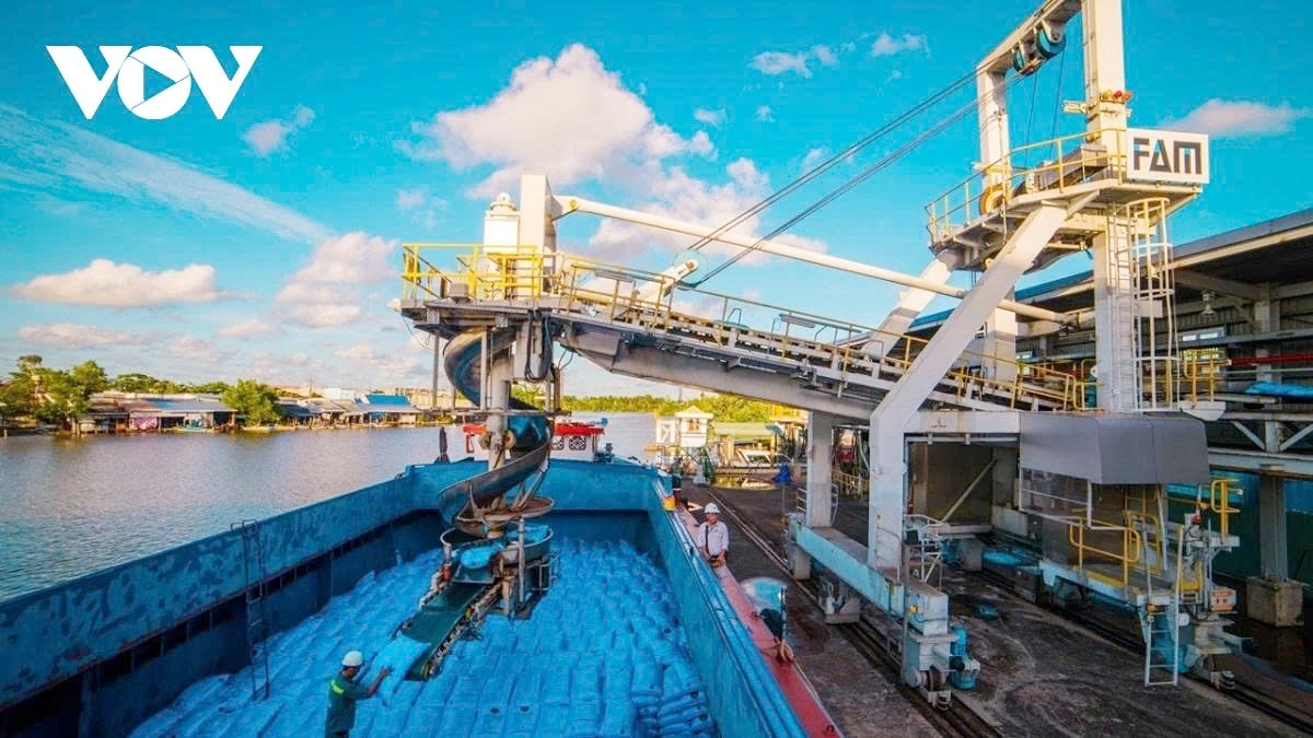 Seven-month exports outpace imports, resulting in a trade surplus of approximately US$10.2 billion. (Illustrative image)