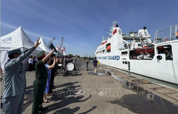At the farewell ceremony for Vietnam Coast Guard ship CBS 8001 delegation (Photo:VNA)