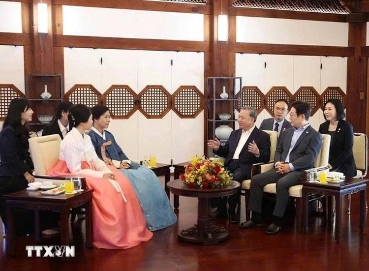 Vietnamese Party General Secretary To Lam and his spouse, along with RoK President Lee Jae-myung and his spouse at the tea ceremony at the Blue House in Seoul on August 12. (Photo: VNA)