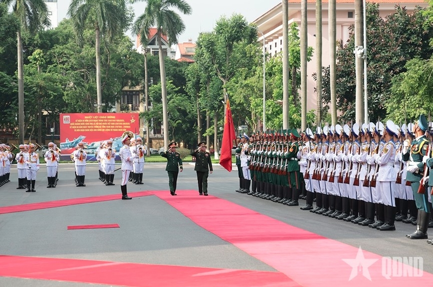 General Trinh Van Quyet and Lieutenant General Vongsone Inpanphim review the Vietnam People’s Army Honor Guard (Photo: qdnd.vn)