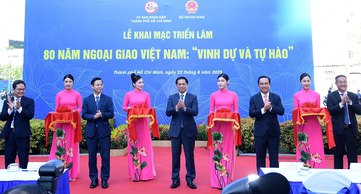 Deputy Prime Minister and Minister of Foreign Affairs Bui Thanh Son, Chairman of the Ho Chi Minh City People’s Committee Nguyen Van Duoc, and other officials cut the red ribbon inaugurating the exhibition. (Photo: VGP)