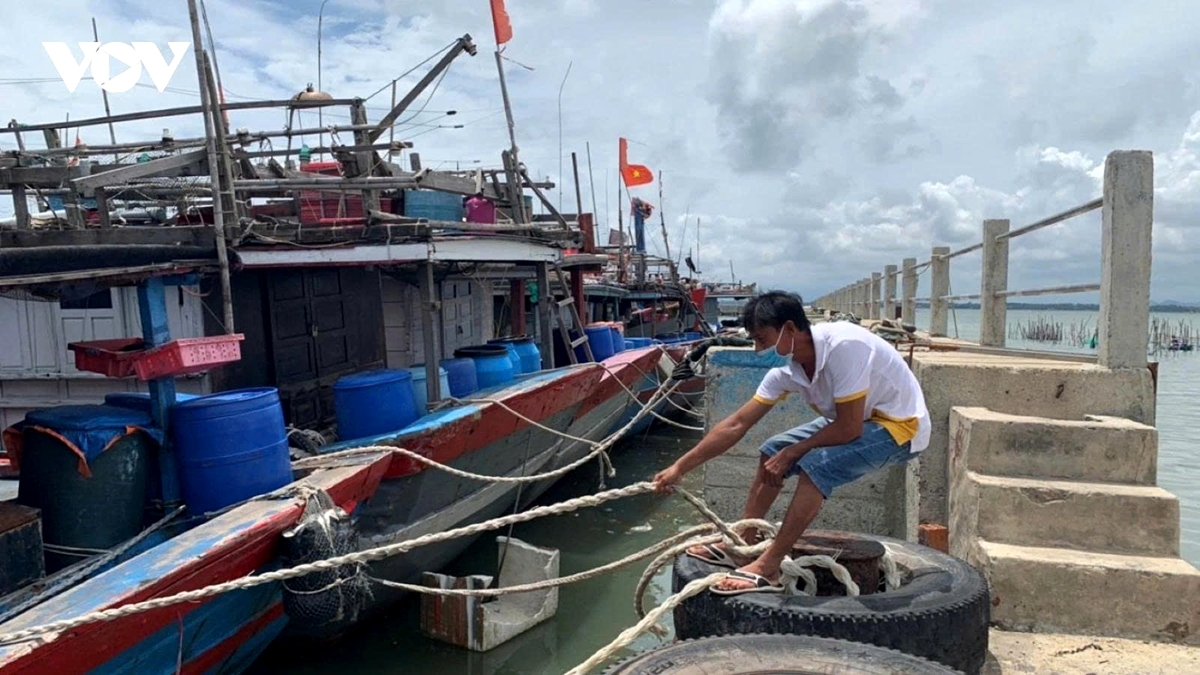 Hue City fishermen secure their boats to seek shelter from the typhoon