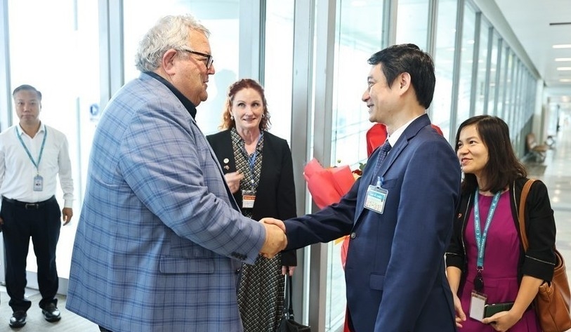 Deputy Minister of Foreign Affairs Le Anh Tuan welcomes Speaker of the New Zealand House of Representatives Gerry Brownlee (left) at Noi Bai International Airport (Photo:VNA)