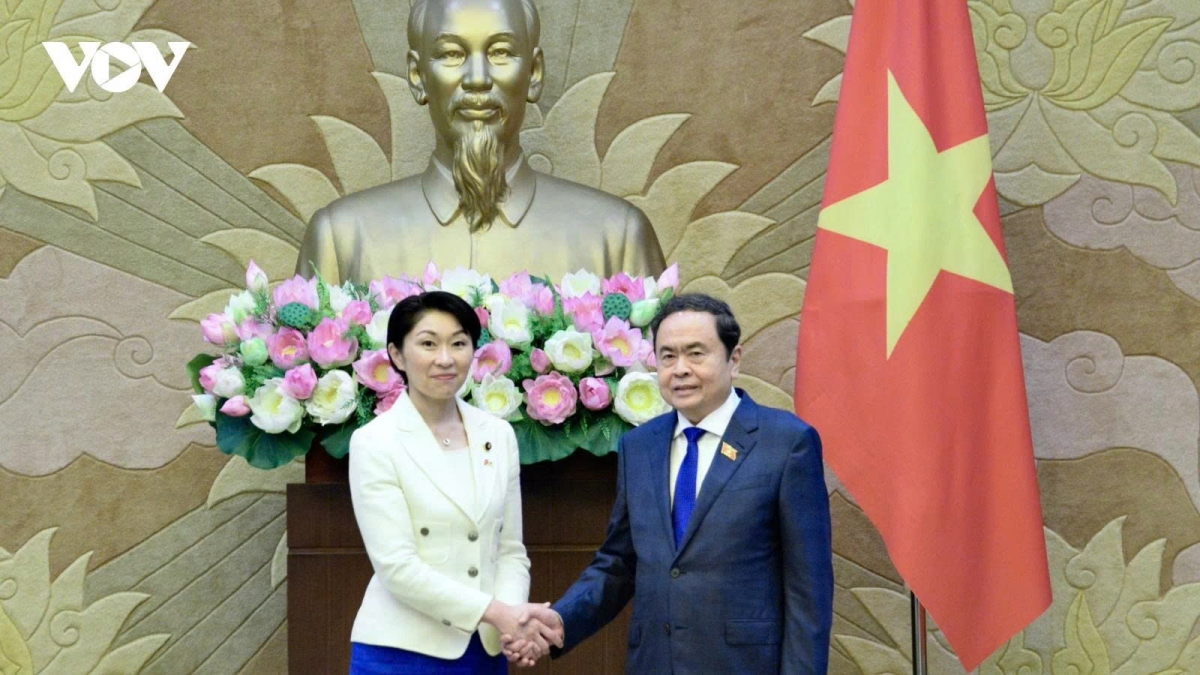 National Assembly Chairman Tran Thanh Man (R) and Japan-Vietnam Parliamentary Friendship Alliance Chairwoman Obuchi Yuko during their meeting in Hanoi on August 7