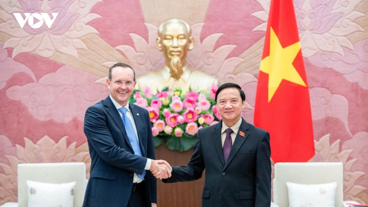 Vice Chairman of the National Assembly Nguyen Khac Dinh receives Márcio Honaiser, Chairman of the Vietnam – Brazil Parliamentary Friendship Group in Hanoi on August 18