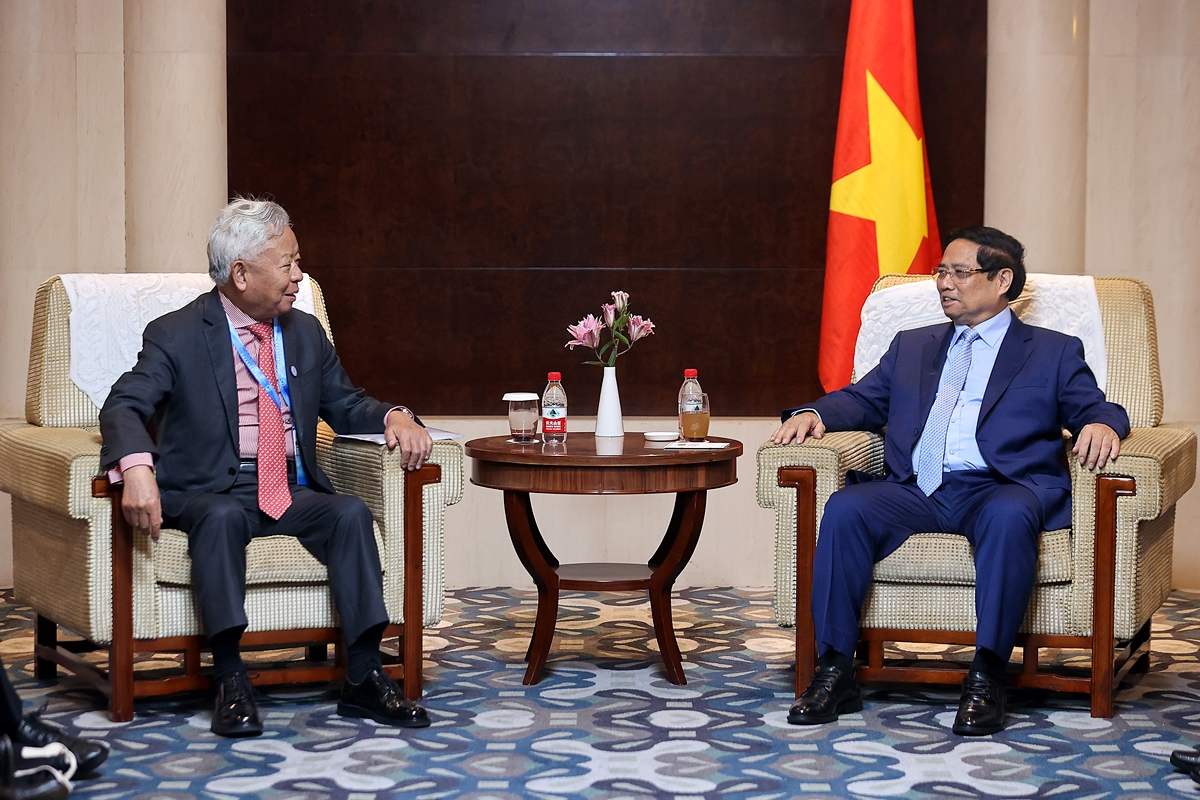Vietnamese Prime Minister Pham Minh Chinh (R) and AIIB President Jin Liqun during their meeting in Tianjin, China, on August 31. (Photo: VGP)