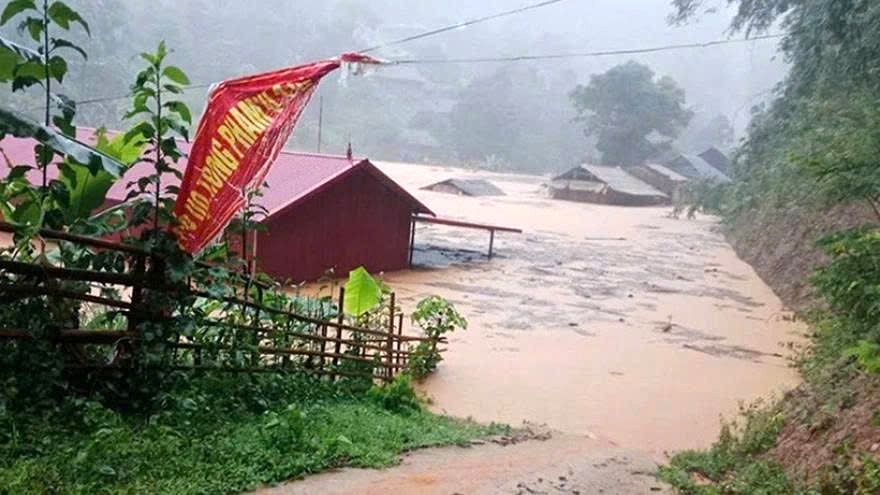 Rising floodwaters damage homes in Na Son commune, Dien Bien province. (Photo: Na Son administration)