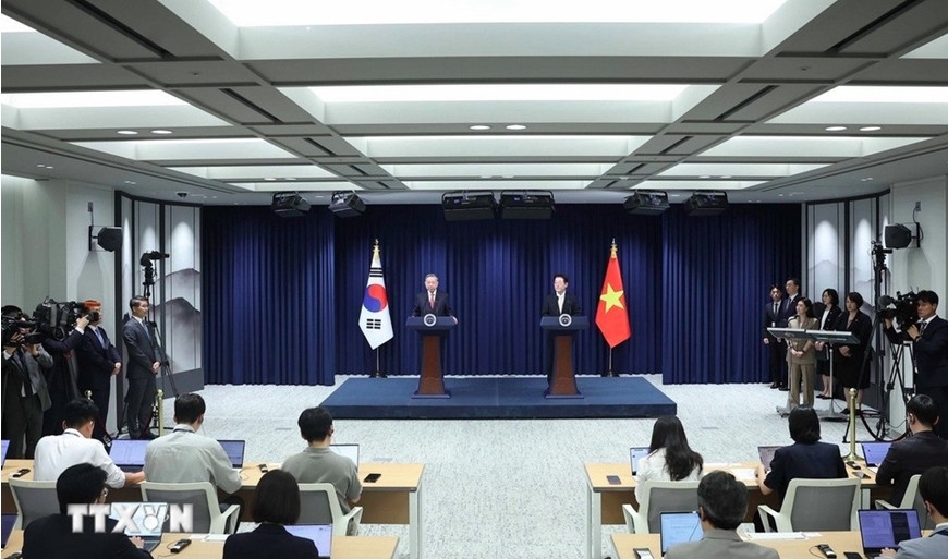 Party General Secretary To Lam and RoK President Lee Jae Myung co-chair the press conference (Photo:VNA)
