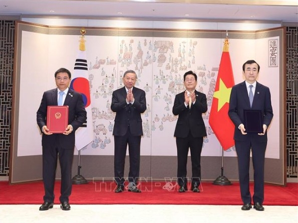 Party General Secretary To Lam and RoK President Lee Jae Myung witness the signing ceremony of the Memorandum of Cooperation between the State Securities Commission and the Financial Supervisory Service (Photo:VNA)