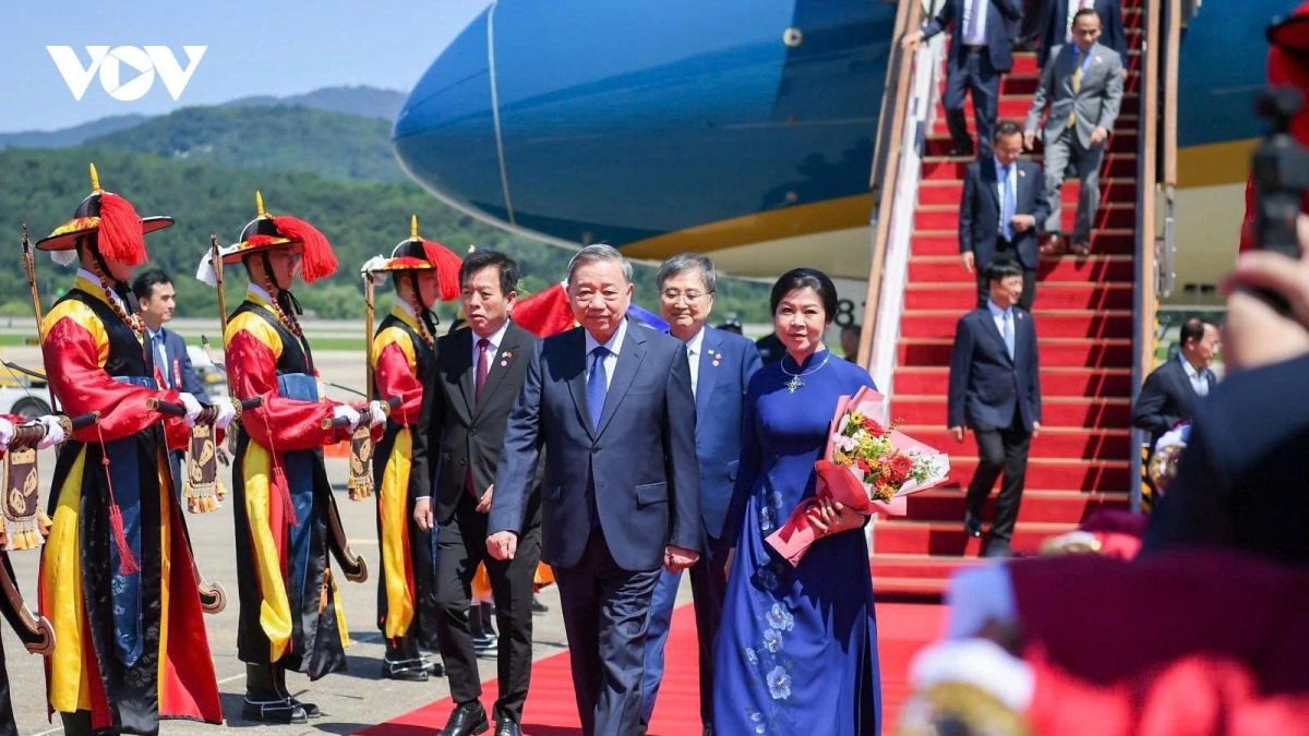 A high-ranking Vietnamese delegation led by Party General Secretary To Lam arrives at Seongnam Airbase in Seoul on August 10, beginning a state visit to the Republic of Korea at the invitation of President Lee Jae-myung.