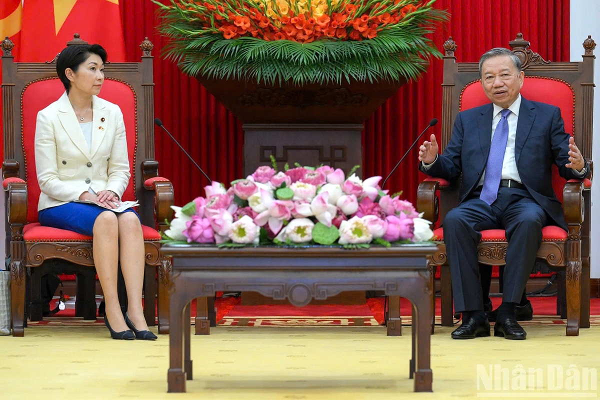 Party General Secretary To Lam (R) receives Yuko Obuchi, Japanese Diet member and Chair of the Japan–Vietnam Parliamentary Friendship Alliance, in Hanoi on August 7. (Photo: nhandan.vn)