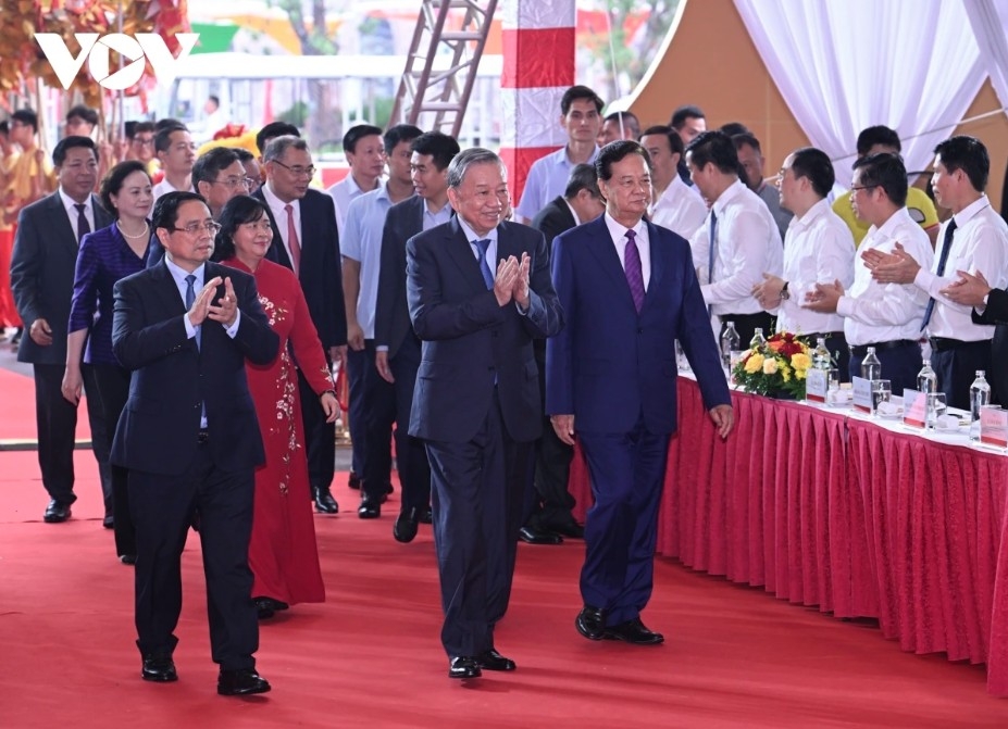 Party General Secretary To Lam, Prime Minister Pham Minh Chinh, and current and former leaders attend inauguration and groundbreaking ceremonies.