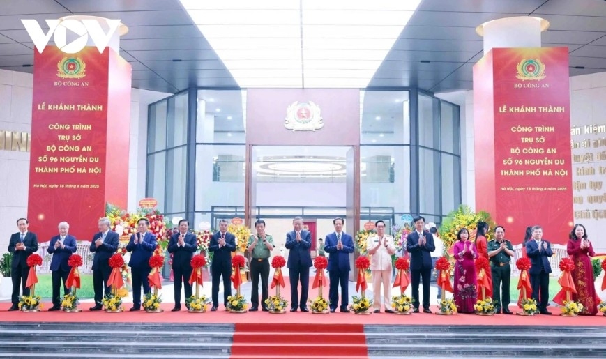 Party General Secretary To Lam and delegates cut the ribbon inaugurating the Ministry of Public Security headquarters