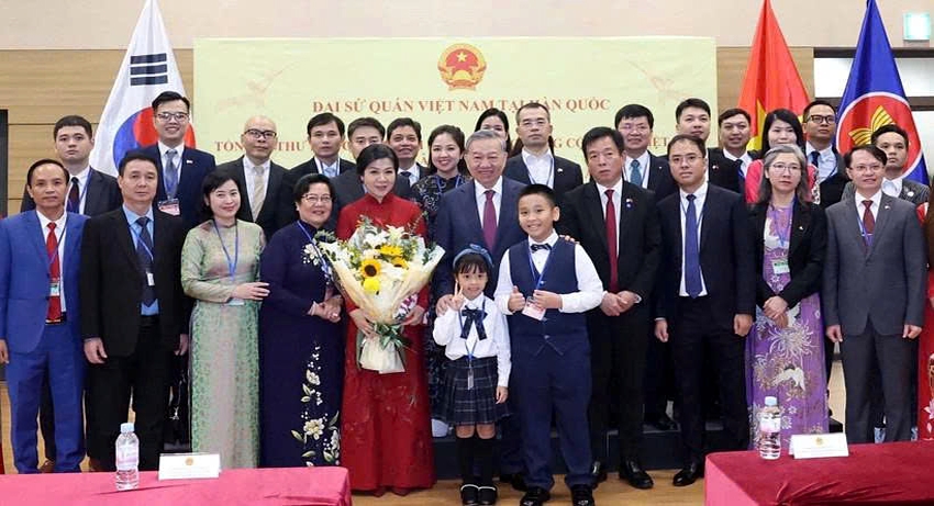Party General Secretary To Lam and his spouse pose for a group photo with officials and staff of the Vietnamese Embassy and representatives of the Vietnamese community in the Republic of Korea. (Photo: VNA)
