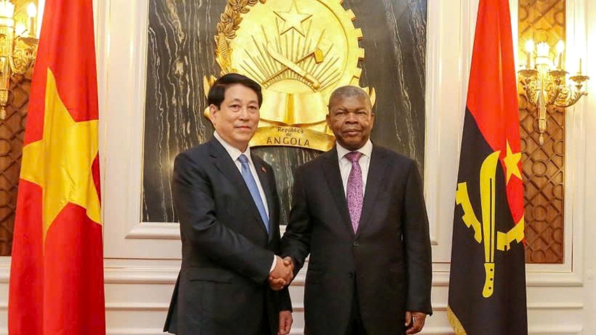 Angolan President Joao Manuel Goncalves Lourenco (R) and his visiting Vietnamese counterpart Luong Cuong shake hands for a photo ahead of their talks in Luanda on August 7