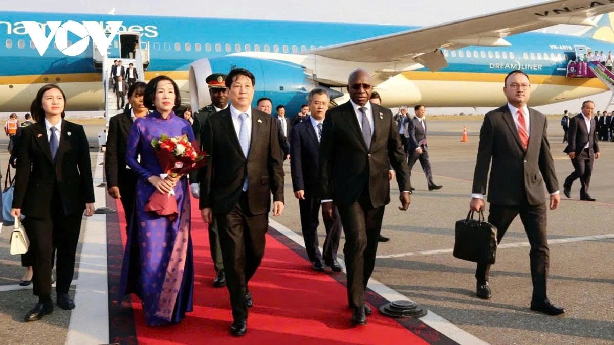 Angolan Minister of External Relations Tete Antonio welcomes President Luong Cuong and his spouse at the airport