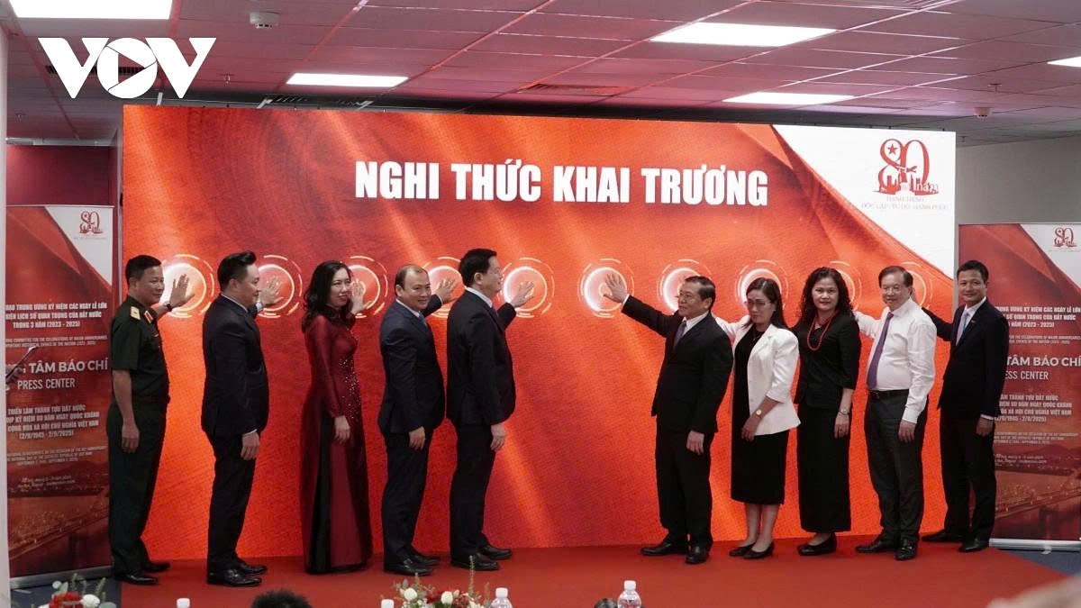 Delegate press the button, inaugurating the Press Centre for the exhibition in Hanoi on August 22