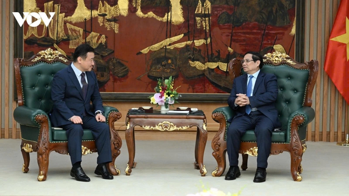 Vietnamese Prime Minister Pham Minh Chinh (R) receives Samsung Electronics mobile chief Roh Tae-moon in Hanoi on August 26