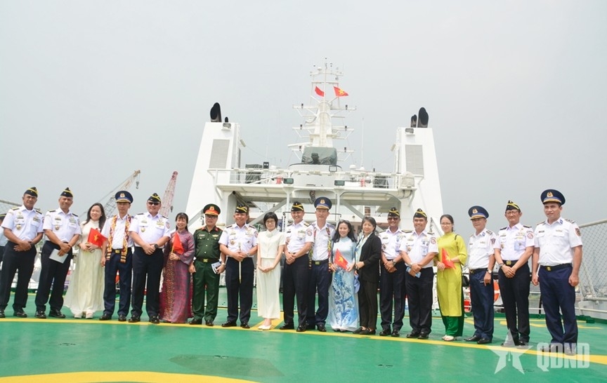 Representatives of the Vietnam Coast Guard and the Indonesian Coast Guard, along with other delegates, pose for a group photo on the deck of Vessel CSB 8001 (Photo: qdnd.vn)
