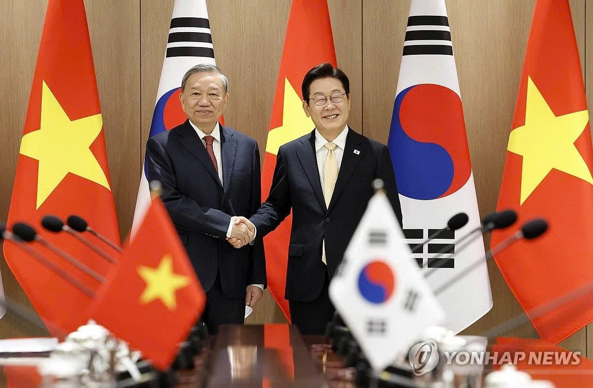 RoK President Lee Jae-muyng shakes hands with Vietnamese Party General Secretary To Lam ahead of their talks in Seoul on August 11, 2025. (Photo: Yonhap News Agency)