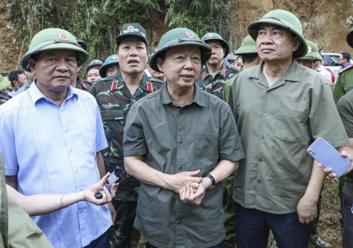 Deputy Prime Minister Tran Hong Ha (centre) visits Hang Pu Xi, a village hit hard by flash floods in Xa Dung commune of Dien Bien province, on August 2, 2025. (Photo: VNA)