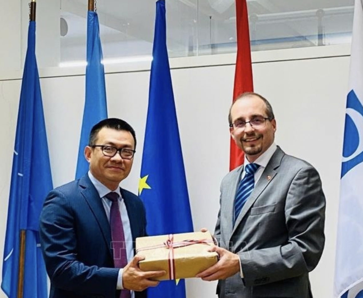 Vietnamese Ambassador to Austria Vu Le Thai Hoang (L) presents a gift to Dr. Arnold Kammel, Secretary General of the Austrian Ministry of Defence. (Photo: VNA)