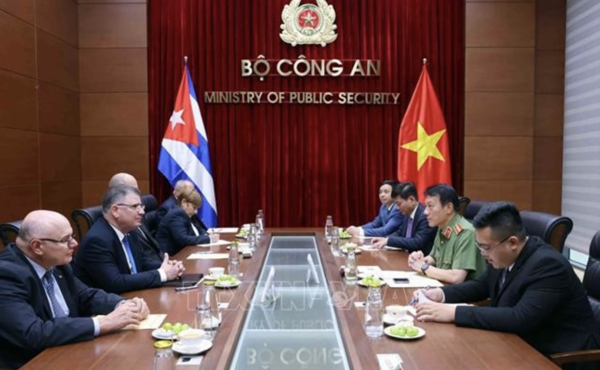 Vietnamese Minister of Public Security General Luong Tam Quang holds talks with Cuban Minister of the Interior Major General Lázaro Alberto Álvarez Casas in Hanoi on August 15. (Photo: VNA)