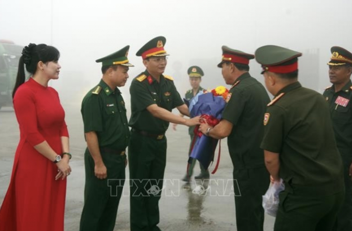 The welcome ceremony is held at Cau Treo International Border Gate in the central province of Ha Tinh on August 16 for a delegation from the Lao People’s Army. (Photo: VNA)