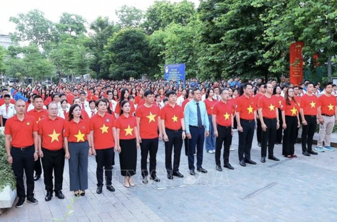 Hanoi's young people participate in a central-level flag salute ceremony at Van Xuan garden. (Photo: VNA)