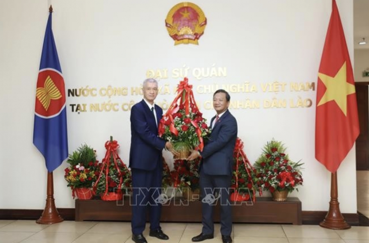 Anouphap Toulalom, Party Central Committee member and Secretary of Vientiane Party Committee, presents flowers to Vietnamese Ambassador to Laos Nguyen Minh Tam (R) to offer congratulations on the 80th National Day of Vietnam (September 2, 1945 – 2025). (Photo: VNA)