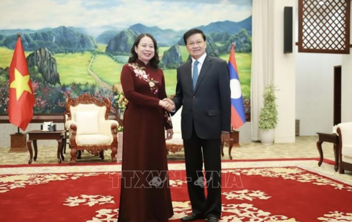 General Secretary of the Lao People’s Revolutionary Party (LPRP) and President of Laos Thongloun Sisoulith (R) receives Vietnamese State Vice President Vo Thi Anh Xuan on August 21. (Photo: VNA)