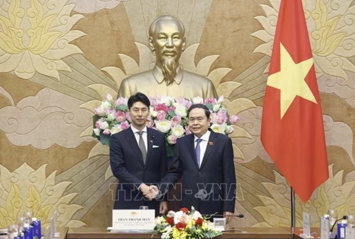 National Assembly Chairman Tran Thanh Man (R) and Director of the Youth Division of Japan’s Liberal Democratic Party (LDP) Nakasone Yasutaka. (Photo: VNA)